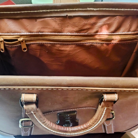 Handmade Leather Dr's Bag - Picture 4 of 15